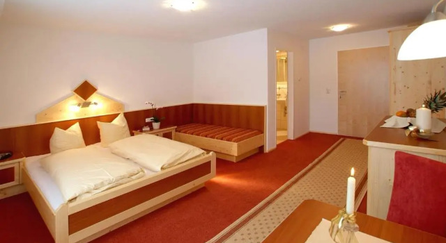 Apart la Montagnia, Rezerwuj Hotel Hotele w Tyrol z parkingiem, Parking