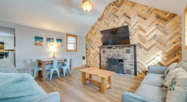 Pocono Couple's Getaway! Cute Cabin on 8 Acres, Buchen Sie Hotel Blakeslee Monroe County