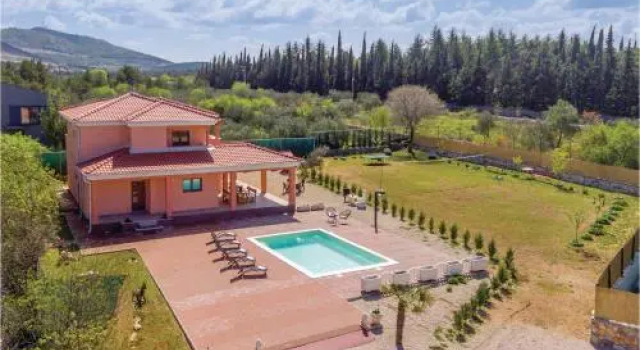 Four-Bedroom Holiday Home in Bilice
