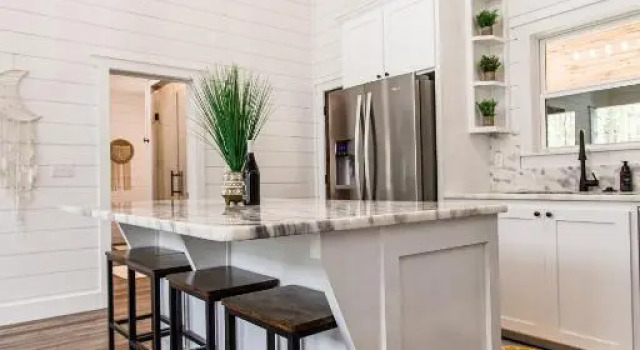 NEW! "Moonlight Rest" Luxury Couples Cabin, 1 Bdrm, 1 Bth, Sleeps 4 Hot tub, Boek Hotel Hochatown Oklahoma
