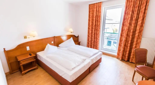 Familie Hopfeld - Hotel Dreikönigshof, Book Hotel Stockerau Weinviertel