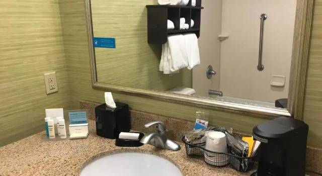 Четырёхместный номер Deluxe Hampton Inn Evansville Airport