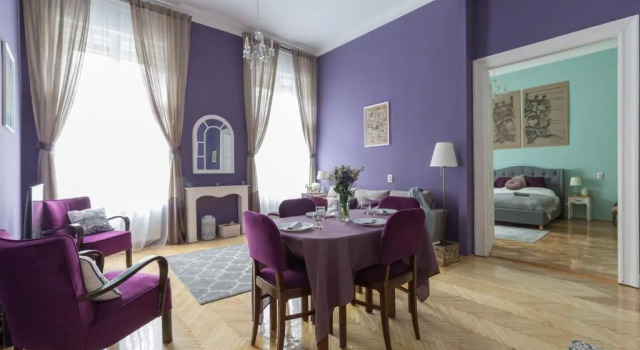 Eclectic Luxury & Spacious 2BR AC Apt in Center, Varaa Hotelli Budapest Budapest
