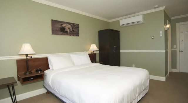 Двухместный номер Standard с балконом Belknap Point Inn