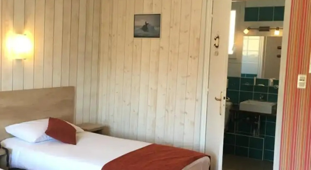 Трёхместный номер Standard Brit Hotel des Halles