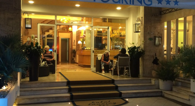 Hotel Touring, Забронировать Отель Лидо ди Езоло Riviera Ovest, рядом с Конгресс-центр Palaturismo