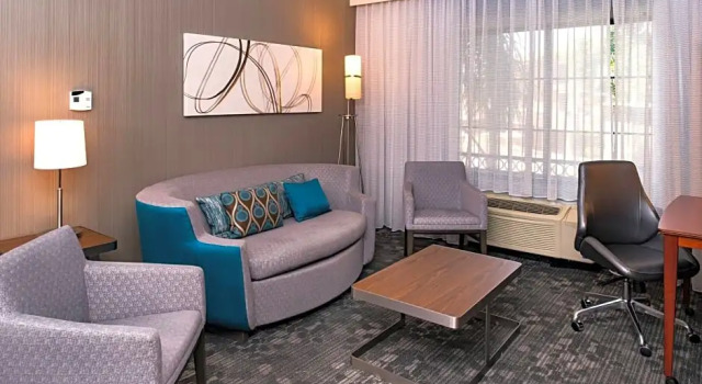 Четырёхместный люкс c 1 комнатой Courtyard by Marriott San Luis Obispo