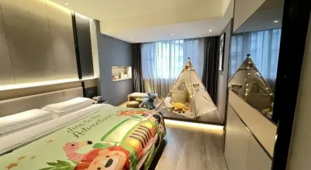 Семейный тент Lucy Hotel  (Chongzhou Government Central Plaza)