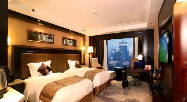 Embassador International Hotel, Rezerwuj Hotel Hotele w Yanta z basenem, Basen