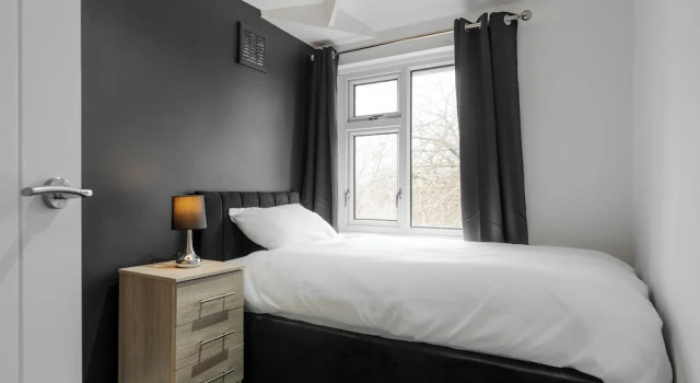 3-Bed Bolton - Hospital & Town