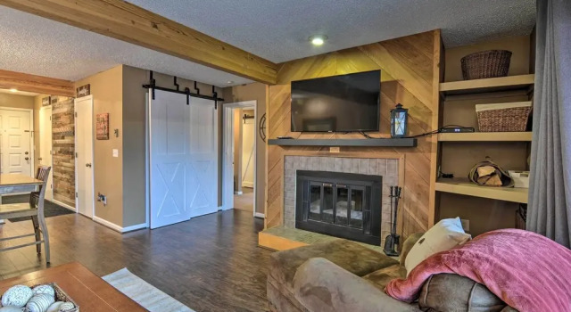 Cozy Bellaire Condo w/ Balcony - 3 Mi to Skiing!, Rezerwuj Apartament Bellaire Michigan