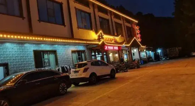 Zhangjiajie Hongxing Yaju Homestay (Huanglong Cave), Prenota Hotel Zhangjiajie Hunan