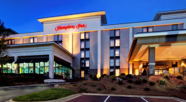 Кровать в общем номере Hampton Inn Asheville-Tunnel Road