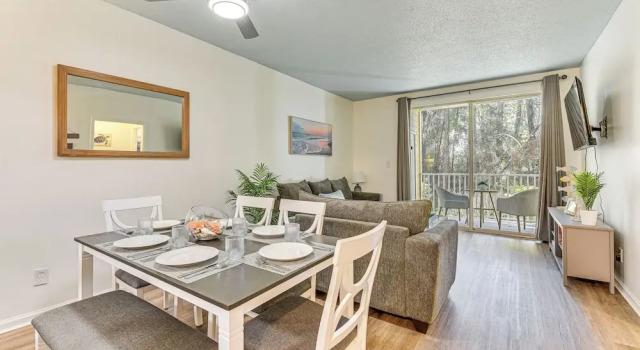 Community Outdoor Pool: Miramar Beach Condo!, Rezerwuj Apartament Hotele w Emerald Coast z parkingiem, Parking