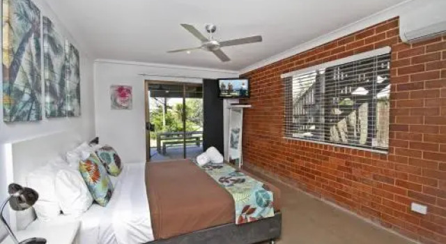Red Door Beach House - Marcoola Beach - PET FRIENDLY, FOXTEL, WIFI, 500 BOND, Linen Supplied, Prenota Hotel Hotel a Queensland con parcheggio, Parcheggio