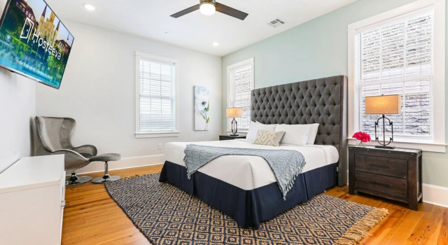 Номер Standard Brand New Condo with Pool - Steps to St Charles Ave