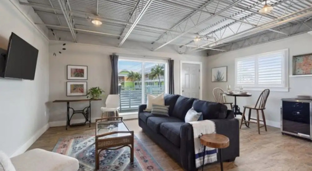 Ocean Jewel 1- Beautifully Renovated Loft Close to Beach and Shops