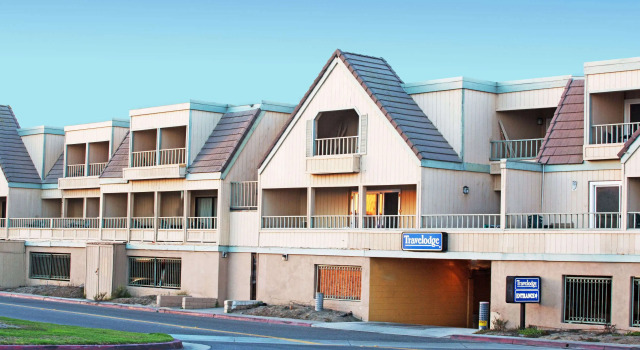Travelodge by Wyndham Ocean Front, Забронировать Отель Хантингтон-Бич Beach Cities Orange County