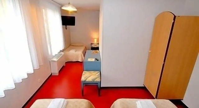 Трёхместный номер Standard LOGIS - Hôtel & Restaurant le Grand Terre