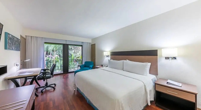 Двухместный номер Standard с видом на сад Holiday Inn Guadalajara Expo Plaza del Sol by IHG