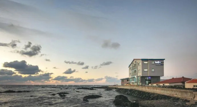 Hello Sea Pension, Забронировать Отель Аеуол-ли Чеджу, рядом с Небольшая библиотека Hagui1li Saemaeul