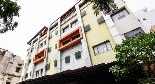 OYO 737 Hotel Manny'S Palace