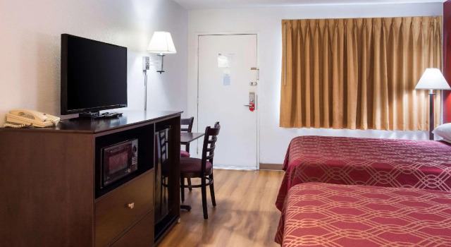 Четырёхместный номер Standard Bend Inn & Suites