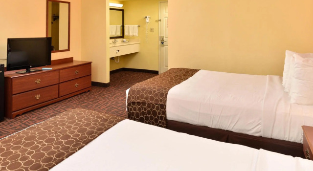 Четырёхместный номер Standard Best Western Louisville East Inn & Suites