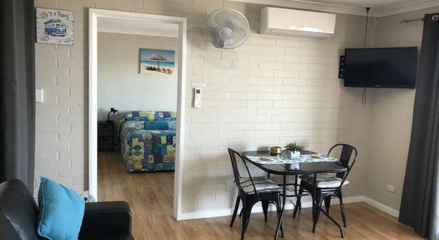 Студия с красивым видом из окна Shark Bay Seafront Apartments