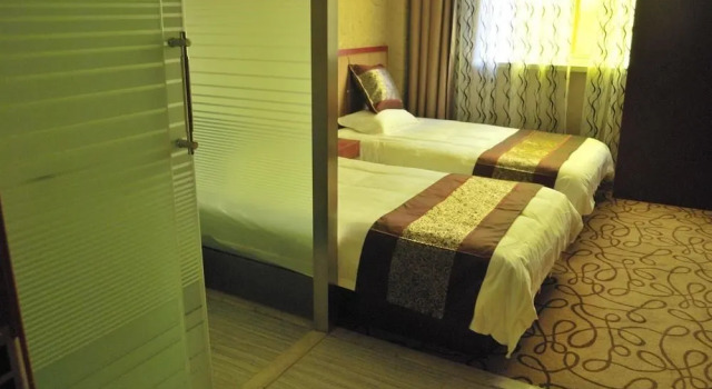 Fuyuan Baihe Holiday Hotel, Prenota Hotel Hotel a Hubei con parcheggio, Parcheggio