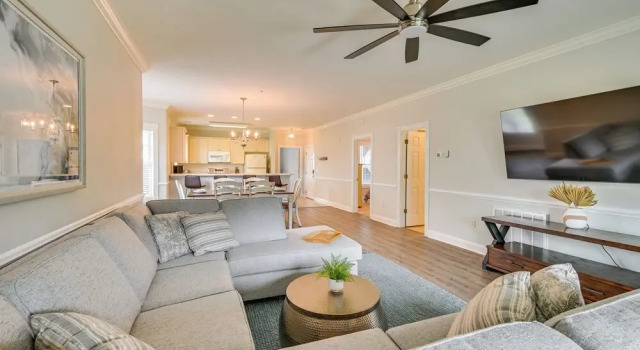 3 Mi to Ocean: Modern Myrtle Beach Vacation Rental, Забронировать Апартаменты/квартира Отели Миртл-Бич с парковкой, рядом с PineHills Palmetto at Myrtlewood Golf Club, Парковка