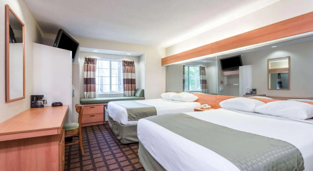 Четырёхместный номер Standard Microtel Inn & Suites by Wyndham Uncasville Casino Area