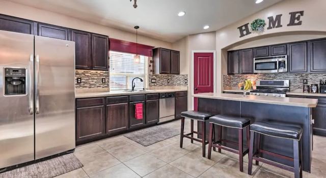 Коттедж Maricopa Home w/ Swim-up Bar, Heated Pool & Slide