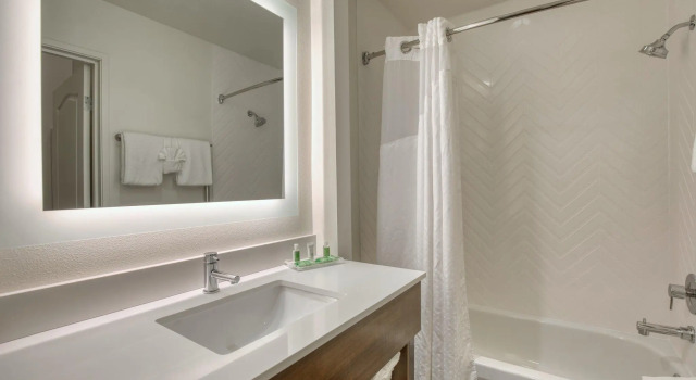 Четырёхместный номер Standard Holiday Inn Hotel & Suites Madison West - Middleton by IHG
