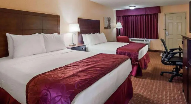 Четырёхместная студия Days Inn by Wyndham Whitmore Lake Near Ann Arbor And Brighton
