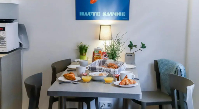 Апартаменты Appartement charmant et calme en plein cœur du centre-ville et à 5 min à pied du lac !