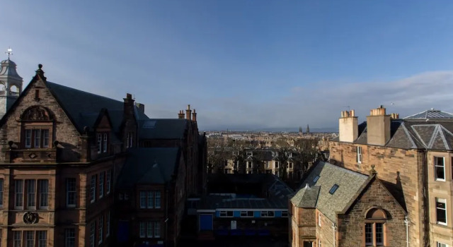Spacious 1BR Flat With View in Edinburgh -sleeps 4, Забронировать Отель Отели Мерчистон 3 звезды, 3*