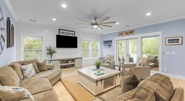 Folly Beach Getaway Near Sand Covered Lounge, BBQ & Outdoor TV Tidecrest by Avantstay, Забронировать Дом для отпуска Коттеджи Южной Каролины, Коттедж