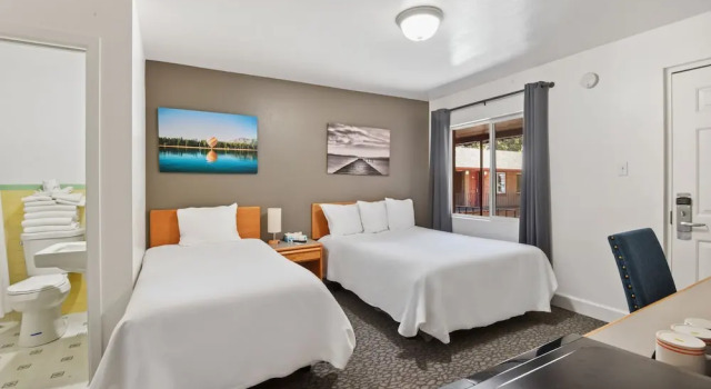 Четырёхместный номер Standard Crown Motel