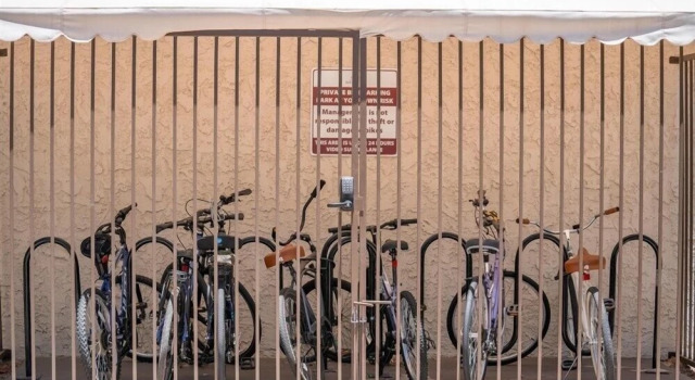 Апартаменты c 1 комнатой Scottsdale's premium short term getaway, Fully furnished 1 bedroom homes, FREE Golf, cable, utilities, Wi-Fi, parking, pool, and bike trails- Unit 231 by RedAwning