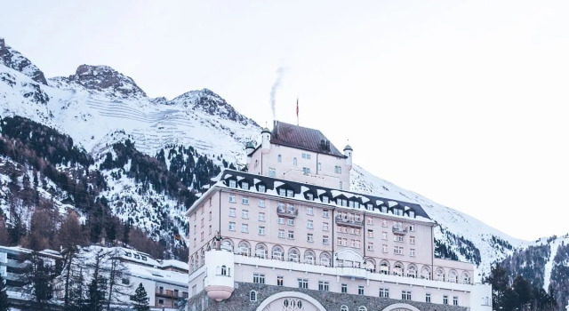 Schloss Wellness & Family, Book Ferieresort Hoteller i Upper Engadin med pool, Swimmingpool