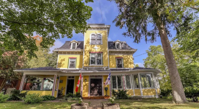 Pangea House, Varaa Hotelli Gananoque 