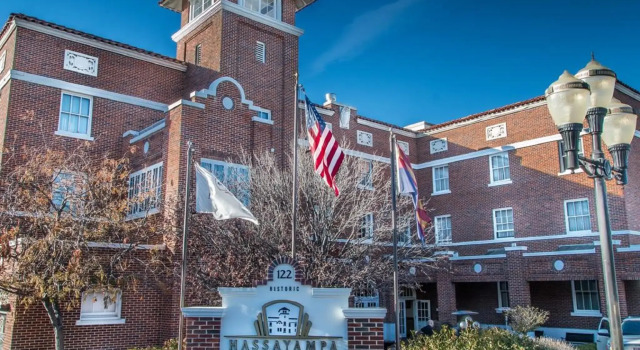 Кровать в общем номере Hassayampa Inn