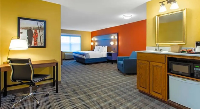 Четырёхместный люкс c 1 комнатой AmericInn by Wyndham Fulton Clinton
