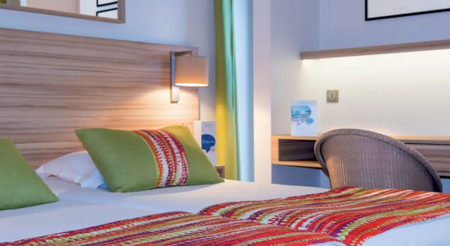 Трёхместный номер Comfort с балконом Hôtel Vacances Bleues Delcloy