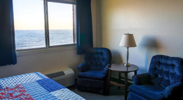 Standaard Vierpersoonskamer uitzicht op het meer Lighthouse Inn