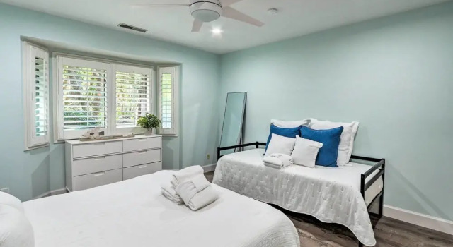 Коттедж Golf, Dine & Swim: Sleek Palmetto Dunes Home!