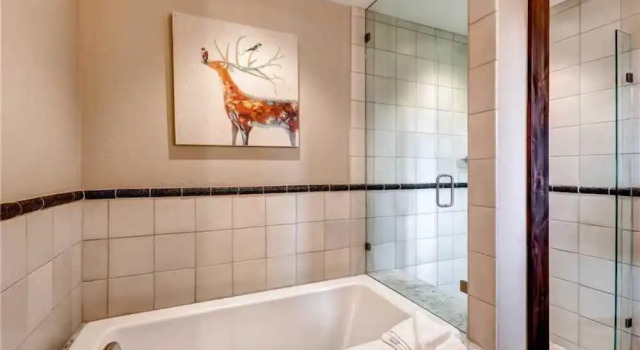 Коттедж с балконом Spacious 4 Bedroom Vacation Rental in Convenient Location with Scenic Views, Pool, Hot Tub