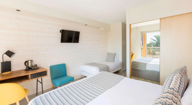 Трёхместный номер Standard с видом на море Best Western Plus Hotel Canet-Plage