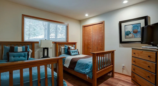Pet-Friendly 6 Otter Home features Bikes to Explore Sunriver Village, Забронировать Дом для отпуска Отели Санривер с парковкой, Парковка
